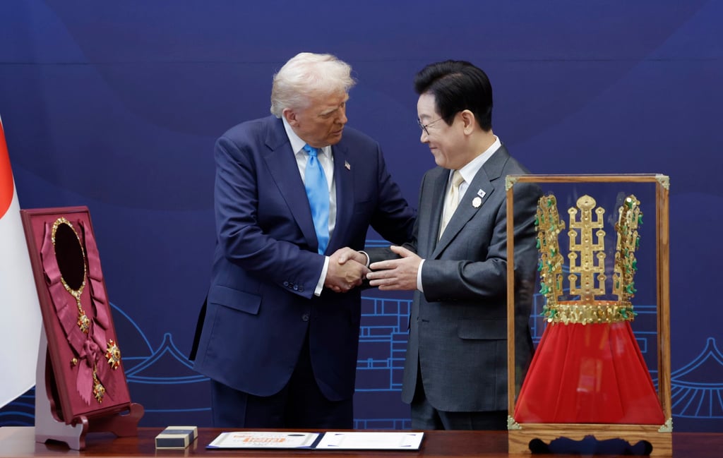 South Korean President Lee Jae-myung (right) shakes hands with US President Donald Trump after conferring the Grand Mugunghwa Medal, South Korea’s highest order of civil merit, on Trump ahead of their talks at the National Museum in Gyeongju, South Korea, pn October 29. In front of Lee is a replica of a Korean gold crown from a royal tomb of the Silla Kingdom that was gifted to the US leader. Photo: EPA/Yonhap