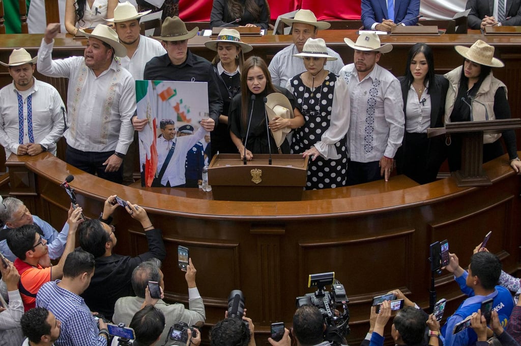 Carlos Manzo’s wife, Grecia Quiroz, being sworn in to replace her husband as mayor of Uruapan. Photo: AFP Carlos Manzo’s wife, Grecia Quiroz, being sworn in to replace her husband as mayor of Uruapan. Photo: AFP