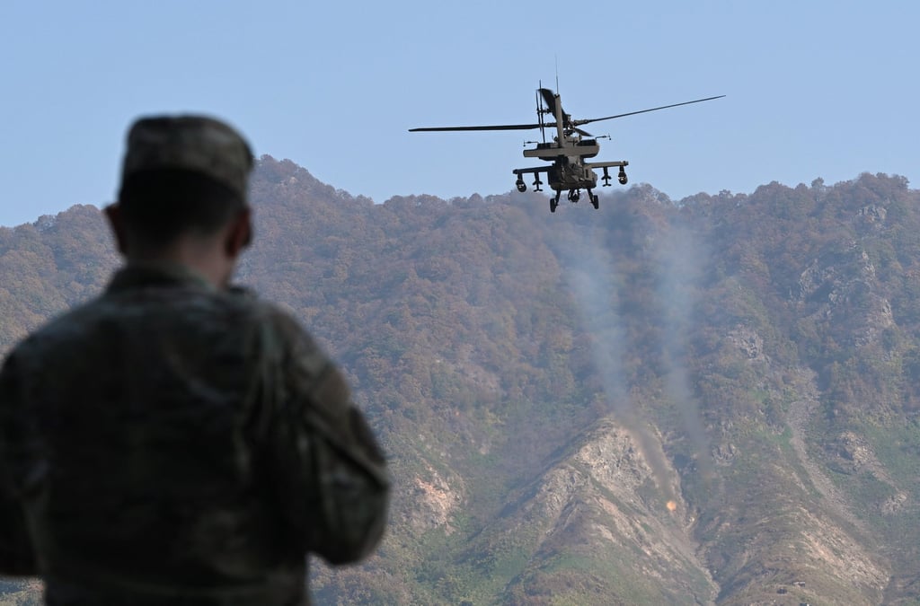An American soldier observes a South Korean AH-64 Apache helicopter firing rockets during a live-fire exercise in Pocheon, near the inter-Korean border, on October 30, 2024. Photo: AFP