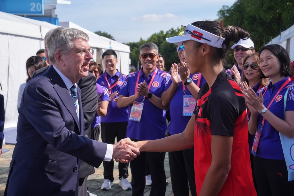 Thomas Bach chats with Hong Kong’s Winnie Hung during his tour of the rowing centre. Photo: Elson Li