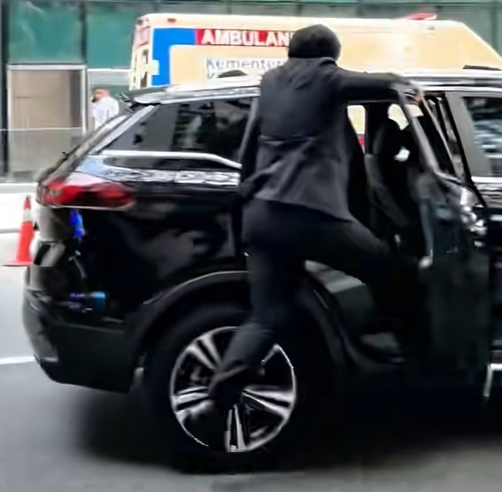 A still from social media footage shows the female bodyguards leaping onto a moving SUV at the Asean summit in Kuala Lumpur last month. Photo: TikTok/lang131499