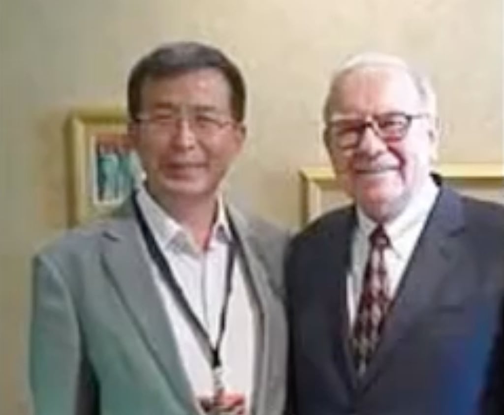 Zhao is often referred to as China’s Warren Buffett due to his impressive track record in financial investments, as illustrated by a photograph showing him meeting the investment mogul. Photo: Baidu Zhao is often referred to as China’s Warren Buffett due to his impressive track record in financial investments, as illustrated by a photograph showing him meeting the investment mogul. Photo: Baidu