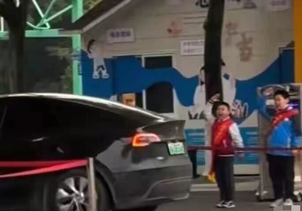 Two young pupils salute a teacher’s car as it pulls into the school one morning. Photo: Douyin Two young pupils salute a teacher’s car as it pulls into the school one morning. Photo: Douyin