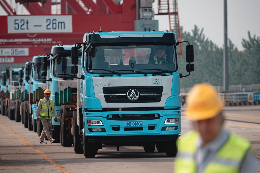 A crane transfers containers from a cargo ship to trucks at Yangluo Port, the largest container hub along the middle and upper reaches of the Yangtze River, serving as a critical “gateway to the sea” for Central and Western China. Photo: EPA-EFE/Alex Plavevski