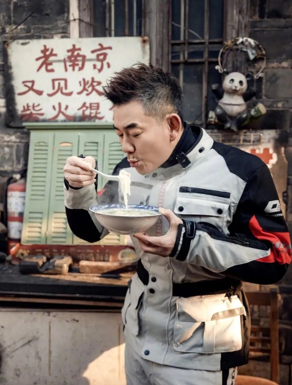 Taiwan singer Richie Ren, above, popped into the wonton shop and showered praise on its owner. Photo: QQ.com Taiwan singer Richie Ren, above, popped into the wonton shop and showered praise on its owner. Photo: QQ.com