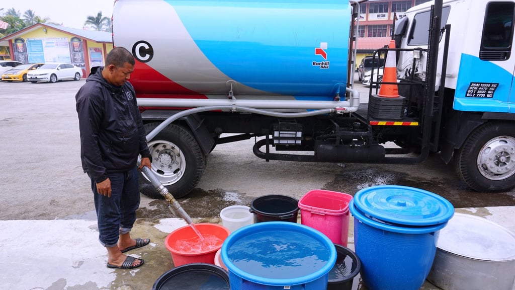 A tanker distributes water to residents in Pontian, Malaysia’s Johor state, after a prolonged water supply cut due to pollution in 2019. Photo: Shutterstock A tanker distributes water to residents in Pontian, Malaysia’s Johor state, after a prolonged water supply cut due to pollution in 2019. Photo: Shutterstock