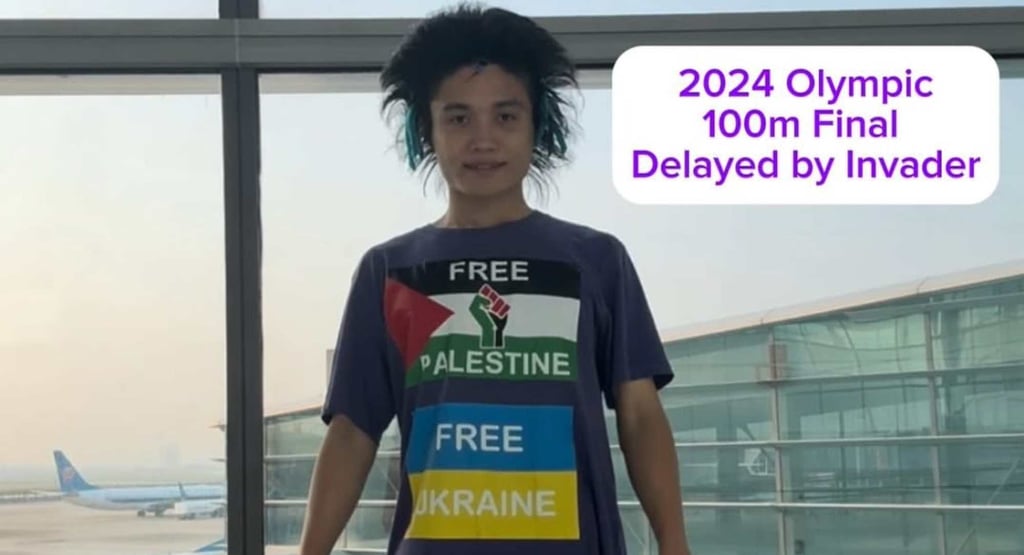 Pyjama Man jumped the barricade and charged towards Ariana Grande during a film premiere in Singapore. Photo: Instagram/pyjamamann