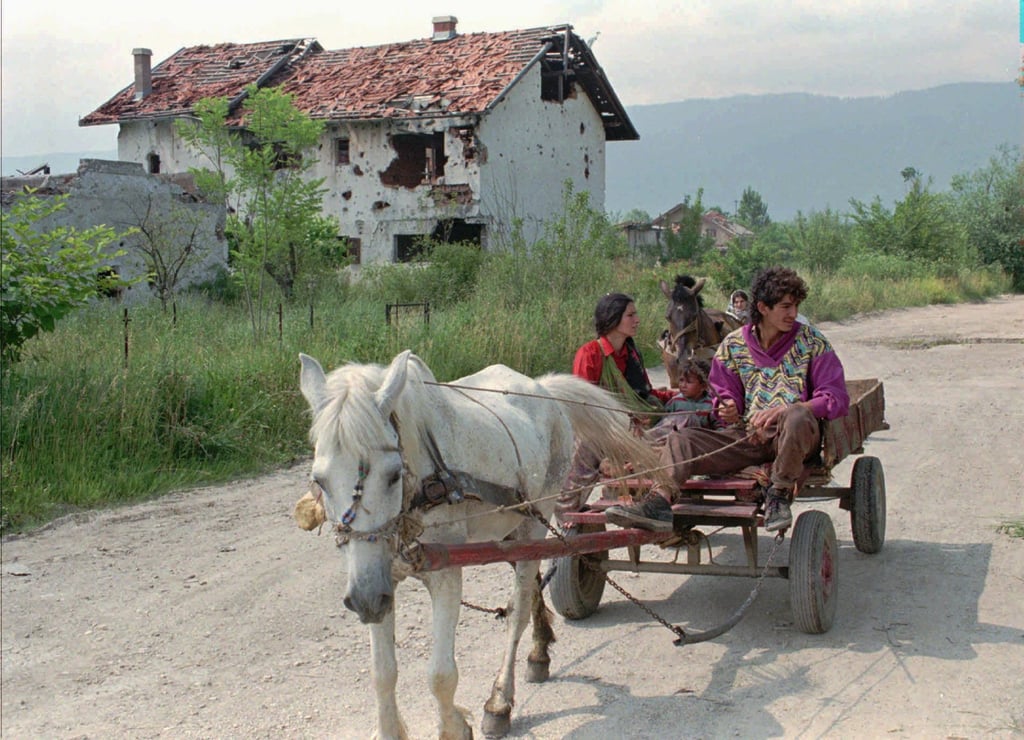 Gypsies return to Sarajevo in August 1996 after the end of the war. Photo: AP