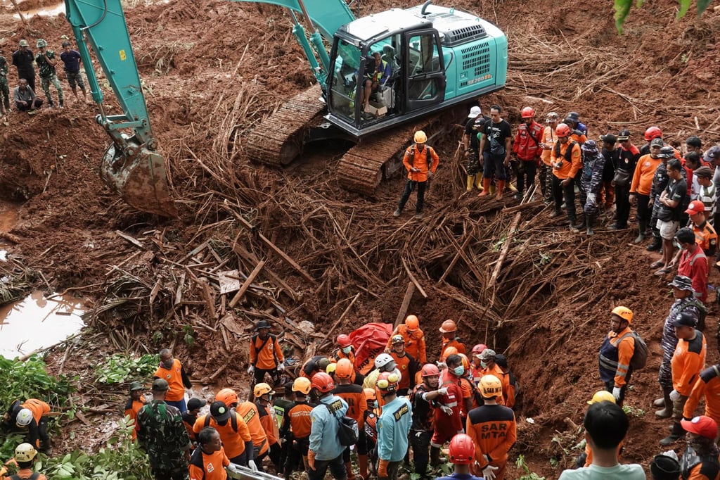 Indonesian rescuers search for victims at the site of a landslide, which hit Cibeunying village on Thursday, in Cilacap, Central Java province, on Saturday. Photo: Reuters