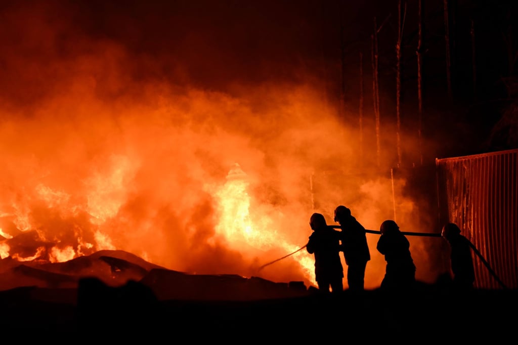 Firefighters work to extinguish a fire after an explosion in an industrial area of Ezeiza, Buenos Aires province, Argentina on Saturday. Photo: AFP Firefighters work to extinguish a fire after an explosion in an industrial area of Ezeiza, Buenos Aires province, Argentina on Saturday. Photo: AFP