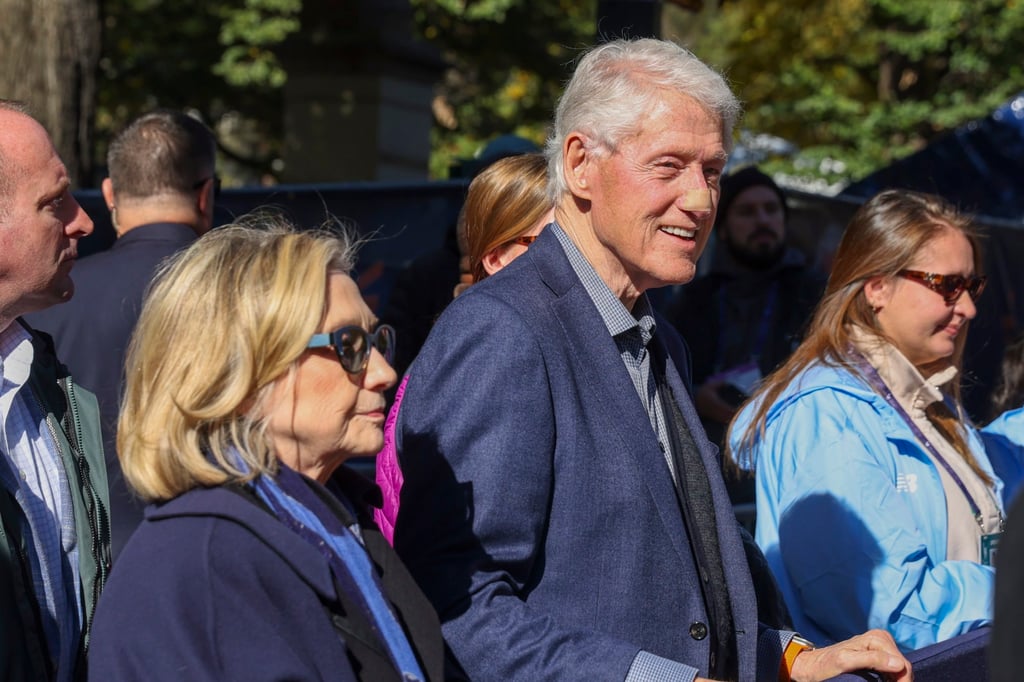 Former US president Bill Clinton and Hillary Clinton wait for their daughter Chelsea Clinton to cross the finish line in the TCS New York City Marathon on November 2. Photo: EPA