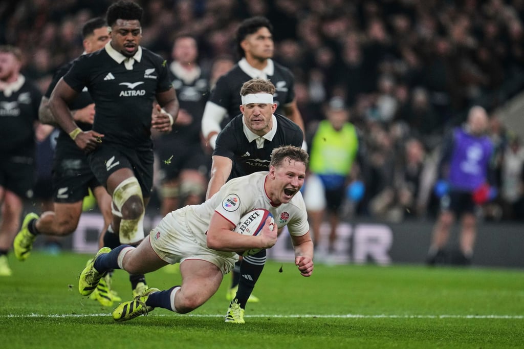 England’s Fraser Dingwall scores a try against New Zealand in their match last Saturday. Photo: AP England’s Fraser Dingwall scores a try against New Zealand in their match last Saturday. Photo: AP