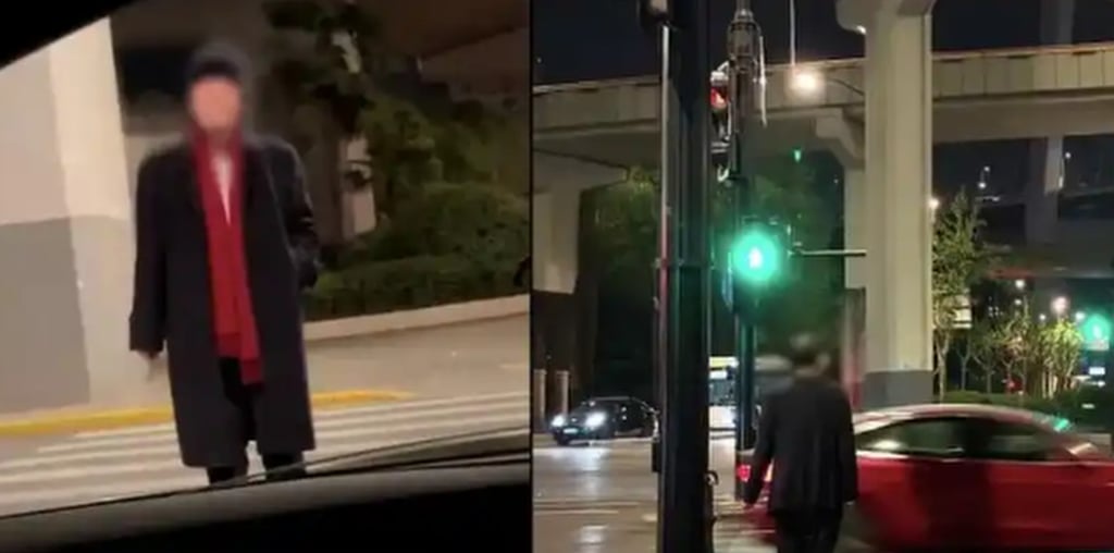 The elderly man, surnamed Xu, above, used to stand under a bridge and claim he was “looking for love”. Photo: Baidu The elderly man, surnamed Xu, above, used to stand under a bridge and claim he was “looking for love”. Photo: Baidu