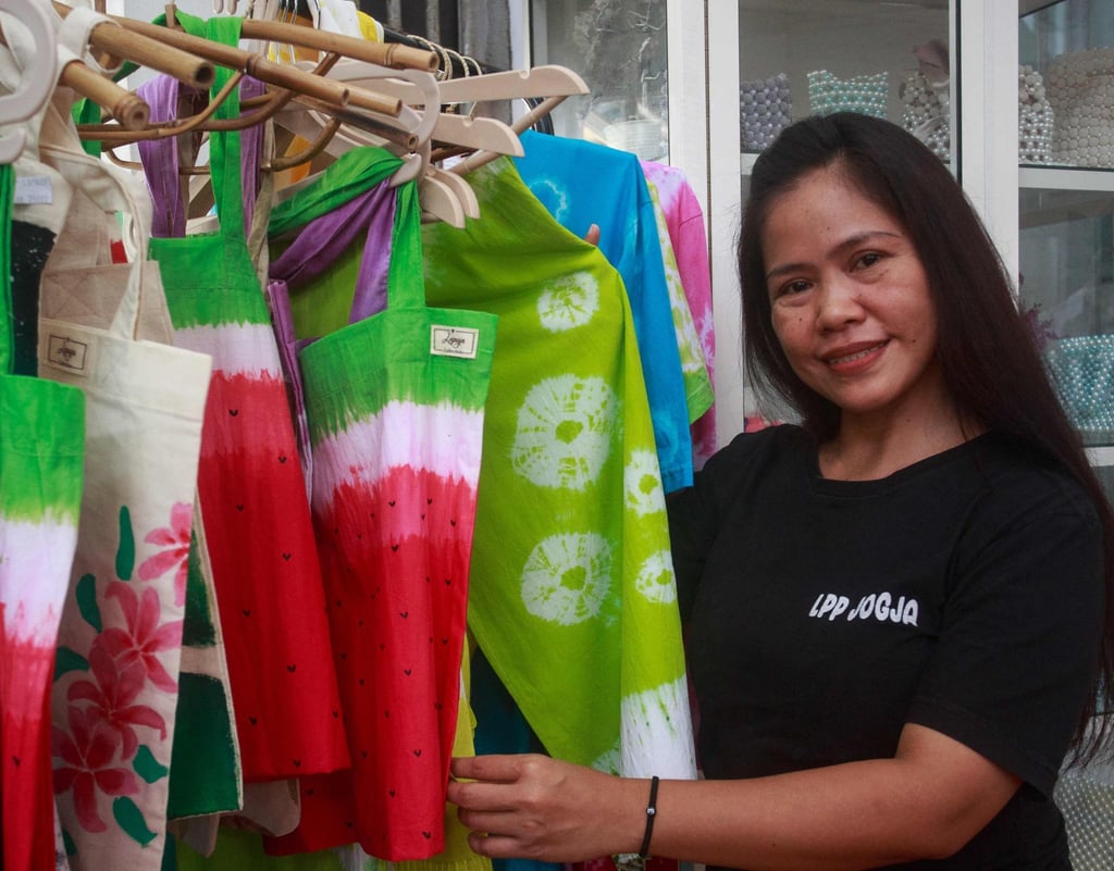 Mary Jane Veloso, shows a batik design she created during her time in a Yogyakarta prison on December 13, 2024. Photo: AFP Mary Jane Veloso, shows a batik design she created during her time in a Yogyakarta prison on December 13, 2024. Photo: AFP