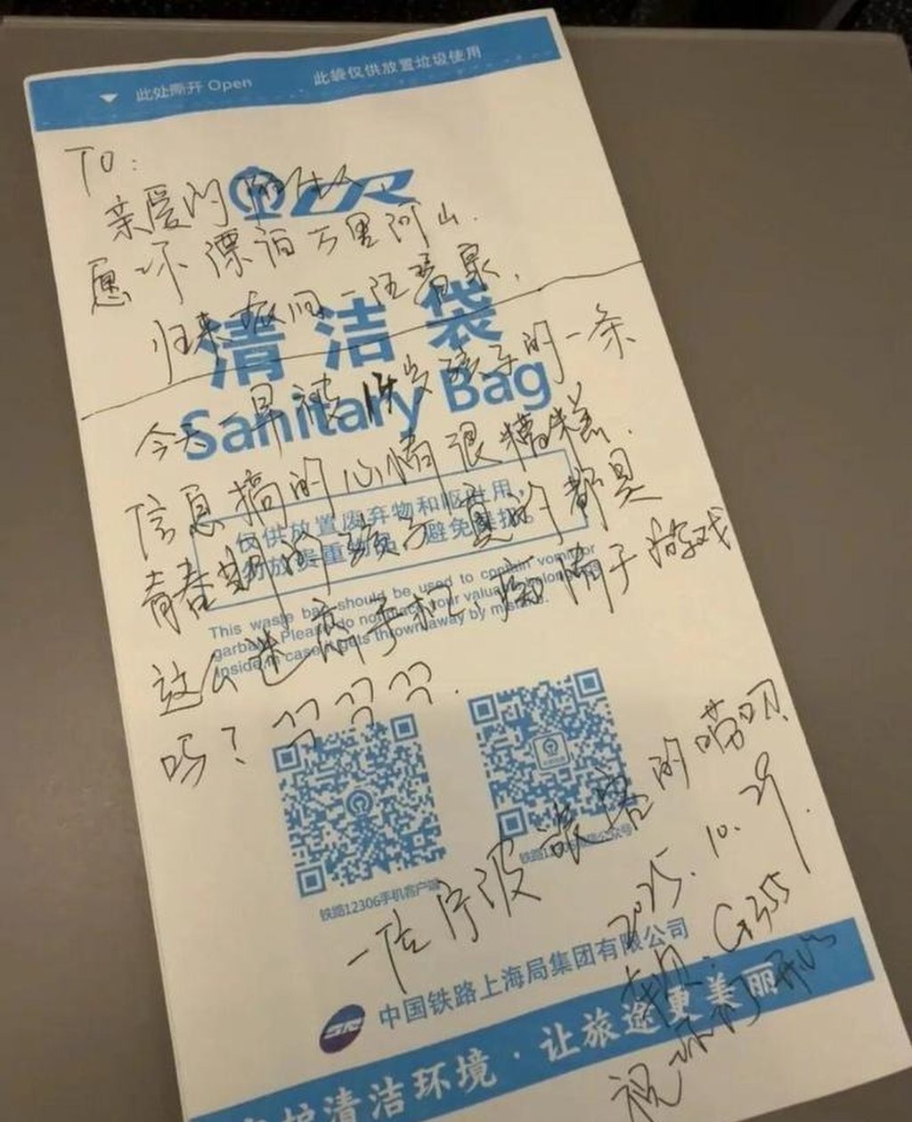 In the handwritten message, the mother expressed her frustration over her teenage child’s addiction to electronic devices. Photo: Weibo