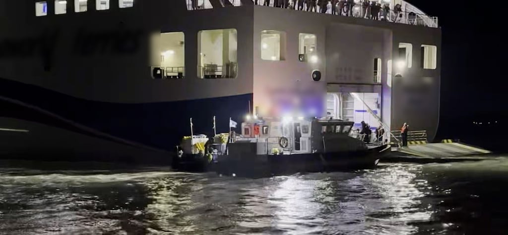 Members of the coastguard conduct rescue work after a passenger ferry ran aground in waters off western South Korea on Wednesday. Photo: AP Members of the coastguard conduct rescue work after a passenger ferry ran aground in waters off western South Korea on Wednesday. Photo: AP