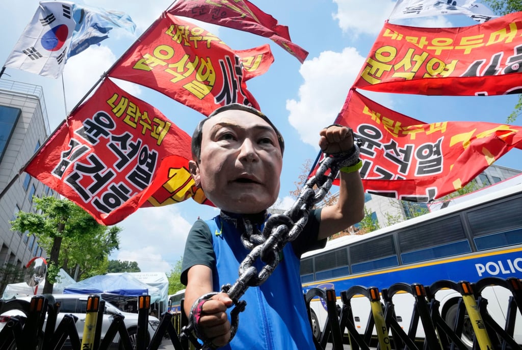 A protester wears a mask of former president Yoon Suk-yeol during a rally near the Seoul Central District Court on July 9. Photo: AP. A protester wears a mask of former president Yoon Suk-yeol during a rally near the Seoul Central District Court on July 9. Photo: AP.