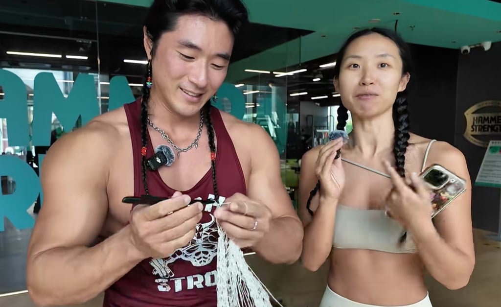 Zheng Tianyuan gets down to some serious crocheting next to his girlfriend in the gym. Photo: Douyin