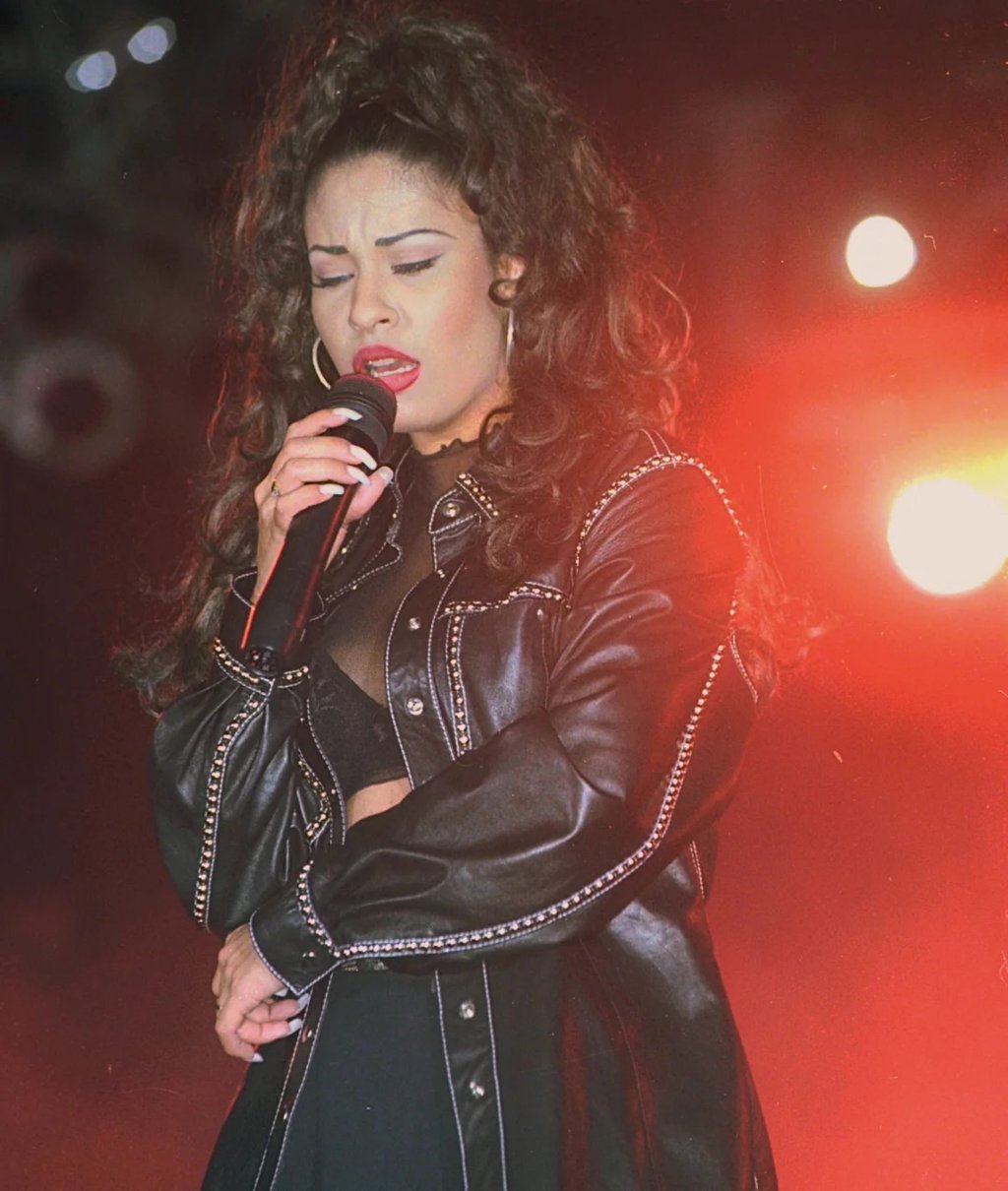 Selena wearing a jacket during a performance. Photo: @90s.selena/Instagram