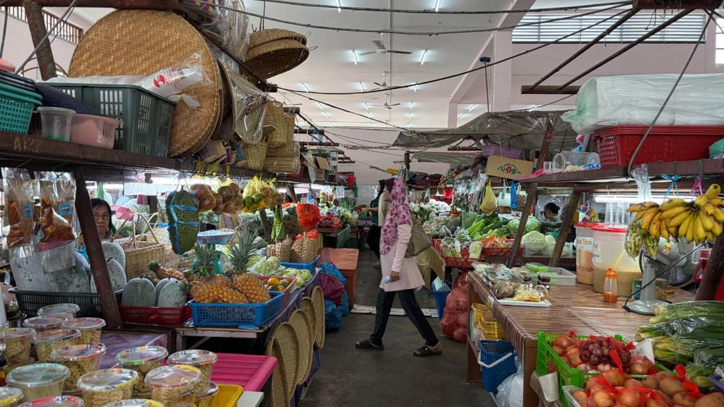 A market in Sabah. The state’s overall poverty rate is the highest in Malaysia. Photo: Ushar Daniele