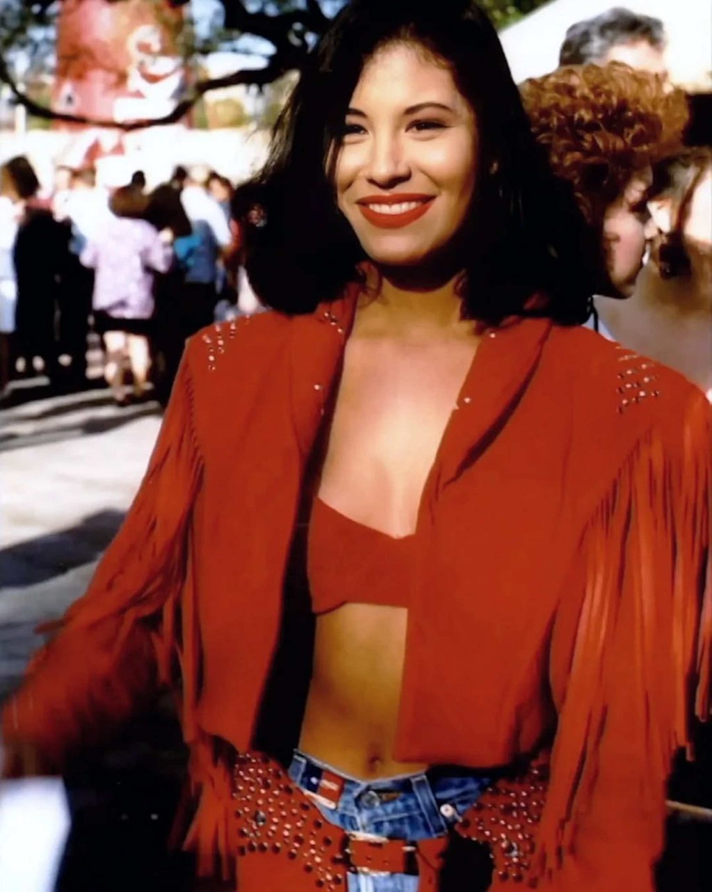 Selena at the La Villita Historic Village in San Antonio, Texas, in 1992. Photo: @90s.selena/Instagram