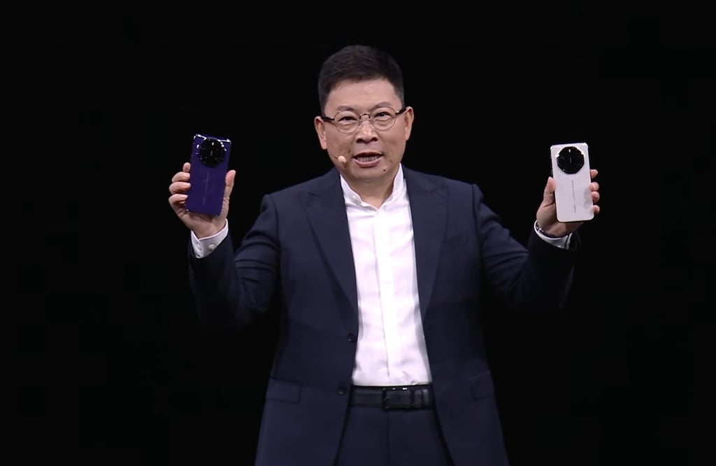 Richard Yu Chengdong, the chairman of Huawei Technologies’ consumer business group, shows two models of the high-end Mate 80 RS models at Tuesday’s live-streamed product launch. Photo: Handout