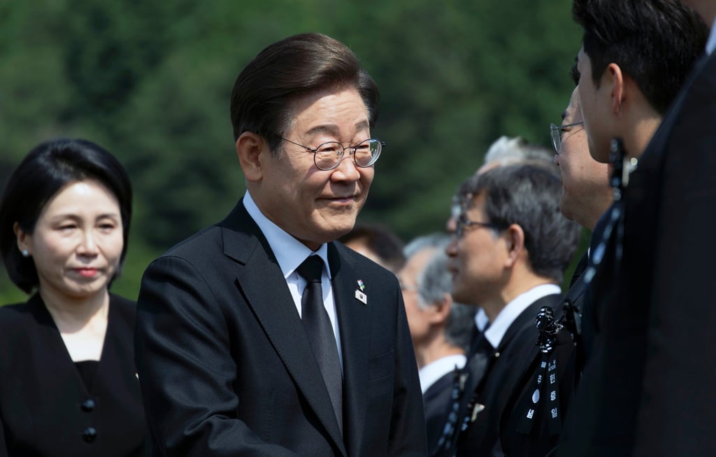 South Korean President Lee Jae-myung and his wife Kim Hye-Kyung arrive for a ceremony marking Korean Memorial Day at the Seoul National cemetery on June 6. Photo: TNS South Korean President Lee Jae-myung and his wife Kim Hye-Kyung arrive for a ceremony marking Korean Memorial Day at the Seoul National cemetery on June 6. Photo: TNS