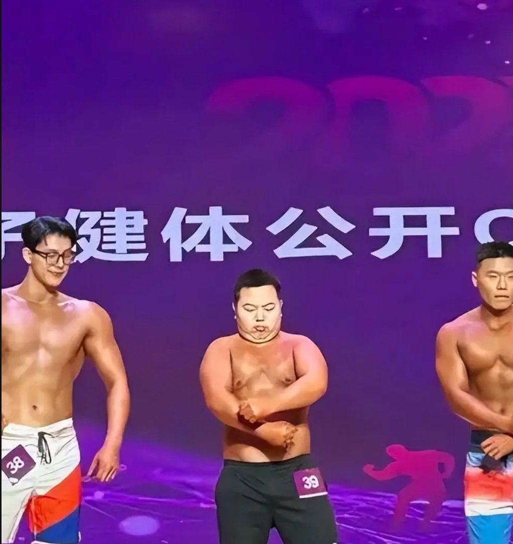 Displaying his ample double chin, Chen Hao cuts an unlikely figure alongside his buff competitors. Photo: QQ.com