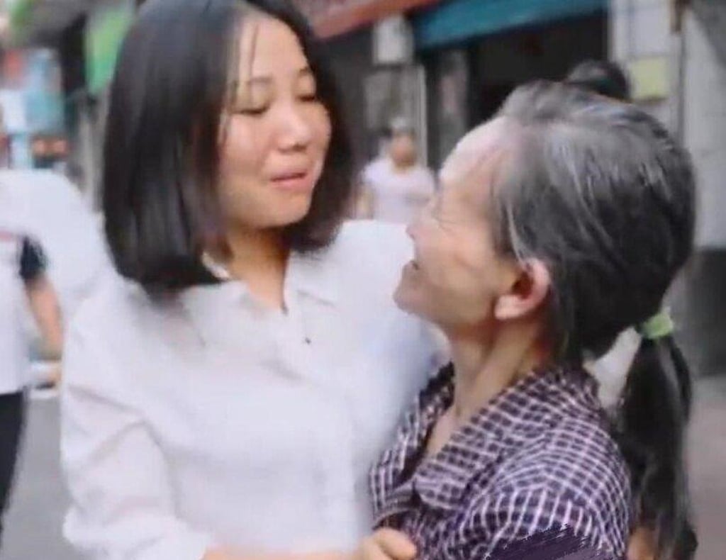 Now, Zeng supports her mother, right, and siblings while managing her electronics business. Each year, she visits her father’s grave. Photo: Baidu