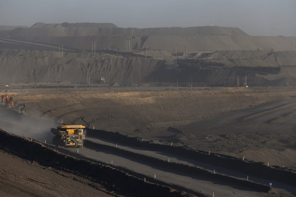 Mongolian mine operator Erdenes Tavantolgoi has the capacity to produce 50 million tonnes of coal per year, but logistic challenges have capped the actual volume of production at 30 million tonnes. Photo: Morning Studio Mongolian mine operator Erdenes Tavantolgoi has the capacity to produce 50 million tonnes of coal per year, but logistic challenges have capped the actual volume of production at 30 million tonnes. Photo: Morning Studio