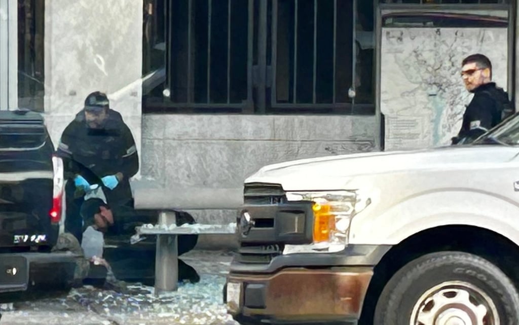 Law enforcement officers assist a National Guard soldier. Photo: Mike Ryan via Reuters