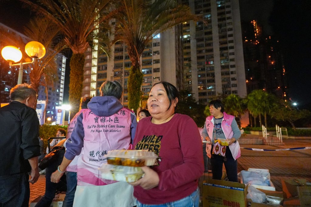 Residents take free meals at Kwong Fuk Estate. Photo: Eugene Lee