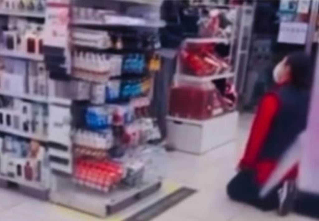A Daiso employee kneels to apologise to a customer at a store in South Jeolla province, South Korea. Photo: Threads