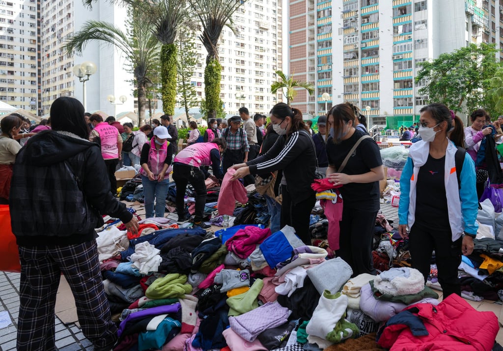 Volunteers help with gathering clothes, lunch boxes and drinks for victims at Kwong Fuk Estate. Photo: Sam Tsang