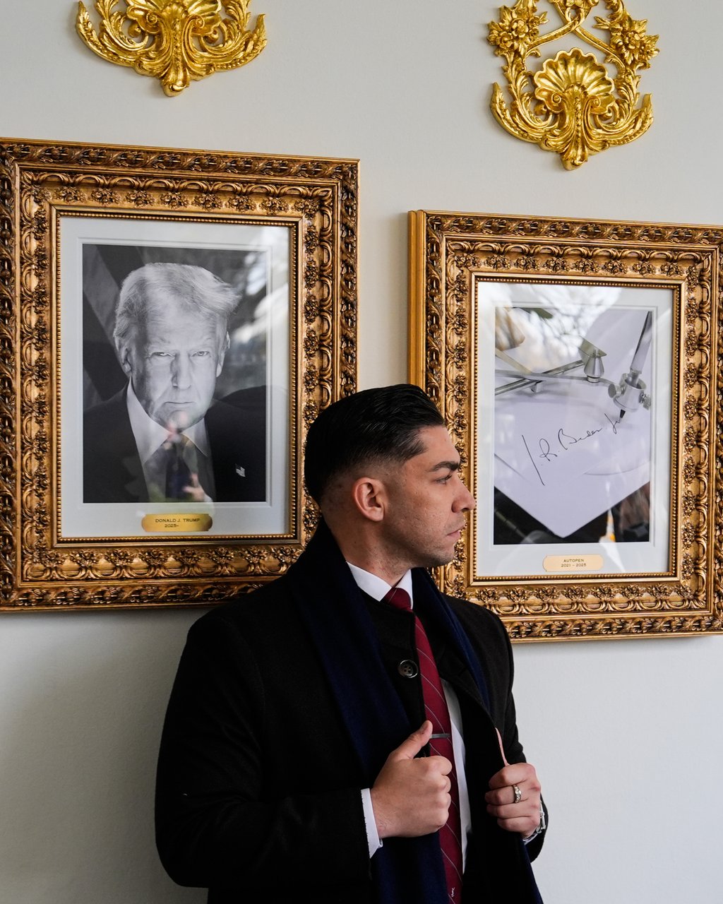 A Secret Service agent stands in front of framed images of US President Donald Trump and former US president Joe Biden’s autopen signature on the Presidential Walk of Fame in the colonnade of the White House on Tuesday. Photo: AP