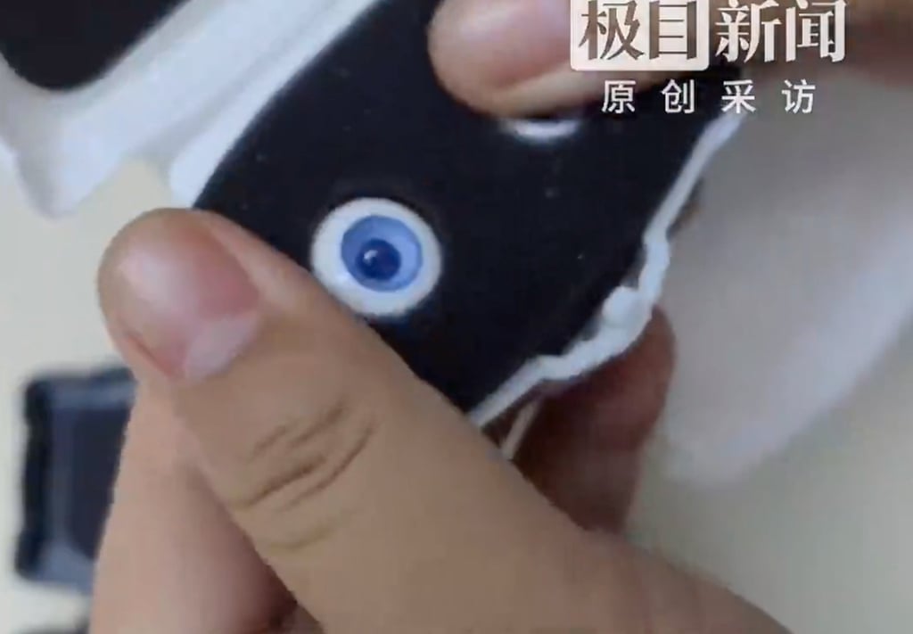 As compensation for the delay, the woman was given an extra pair of eyes for free. Photo: QQ.com