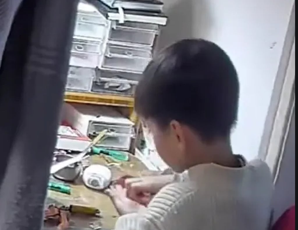 Eventually, the youngster resorted to biting apart the piece of gold jewellery. Photo: QQ.com