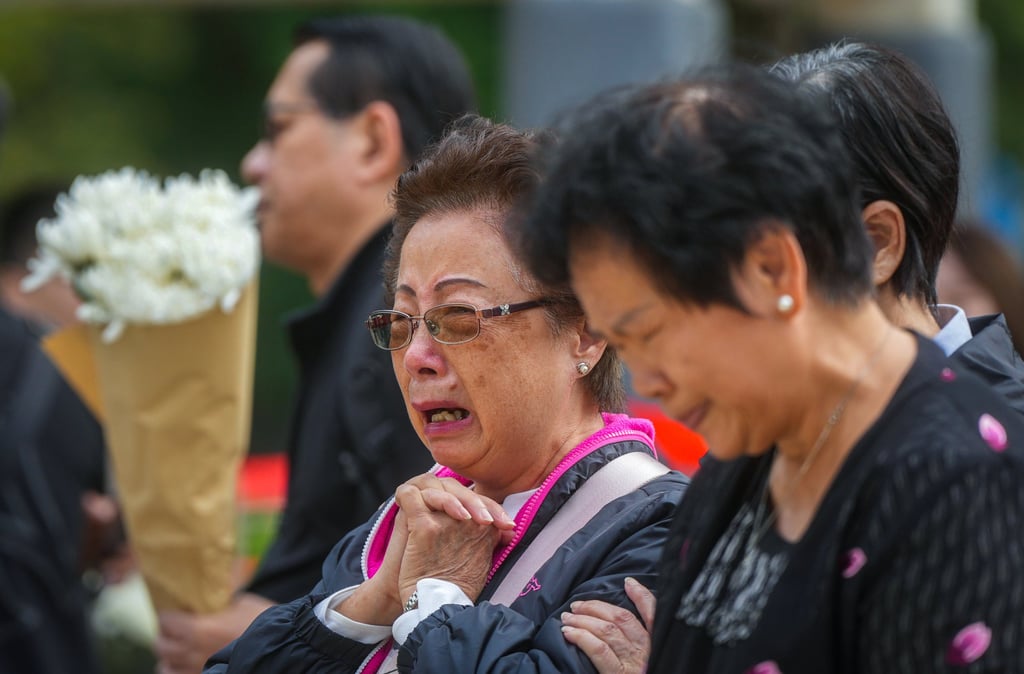 Hongkongers pray for the fire victims. Photo: Sam Tsang
