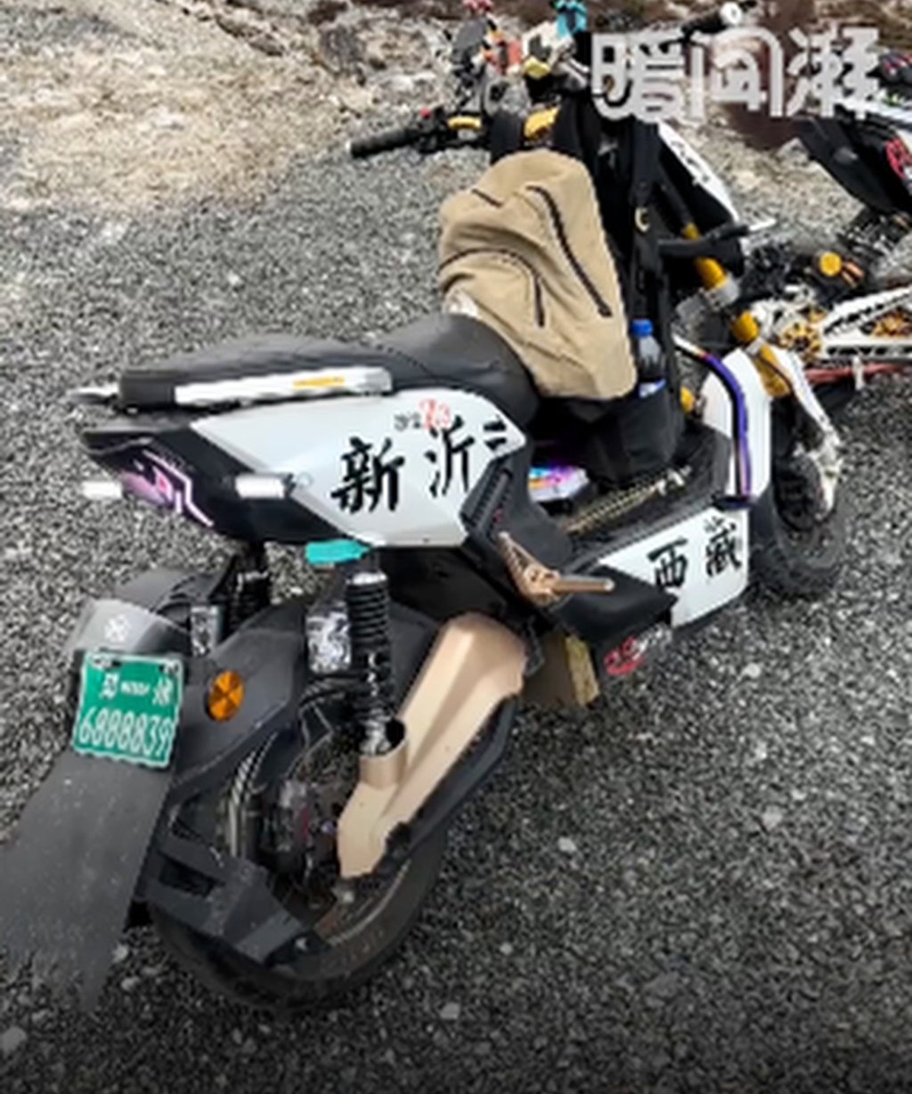 Dou Jiaqi, recently turned 18, rode his electric motorcycle from his hometown in eastern China to Tibet, covering 4,800km and took 11 days. Photo: The Paper