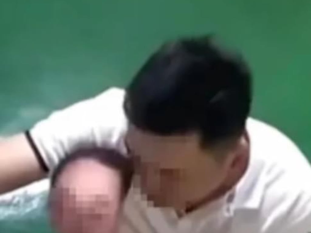 A worker prepares to circumvent the facial recognition technology with a face mask. Photo: 163.com A worker prepares to circumvent the facial recognition technology with a face mask. Photo: 163.com