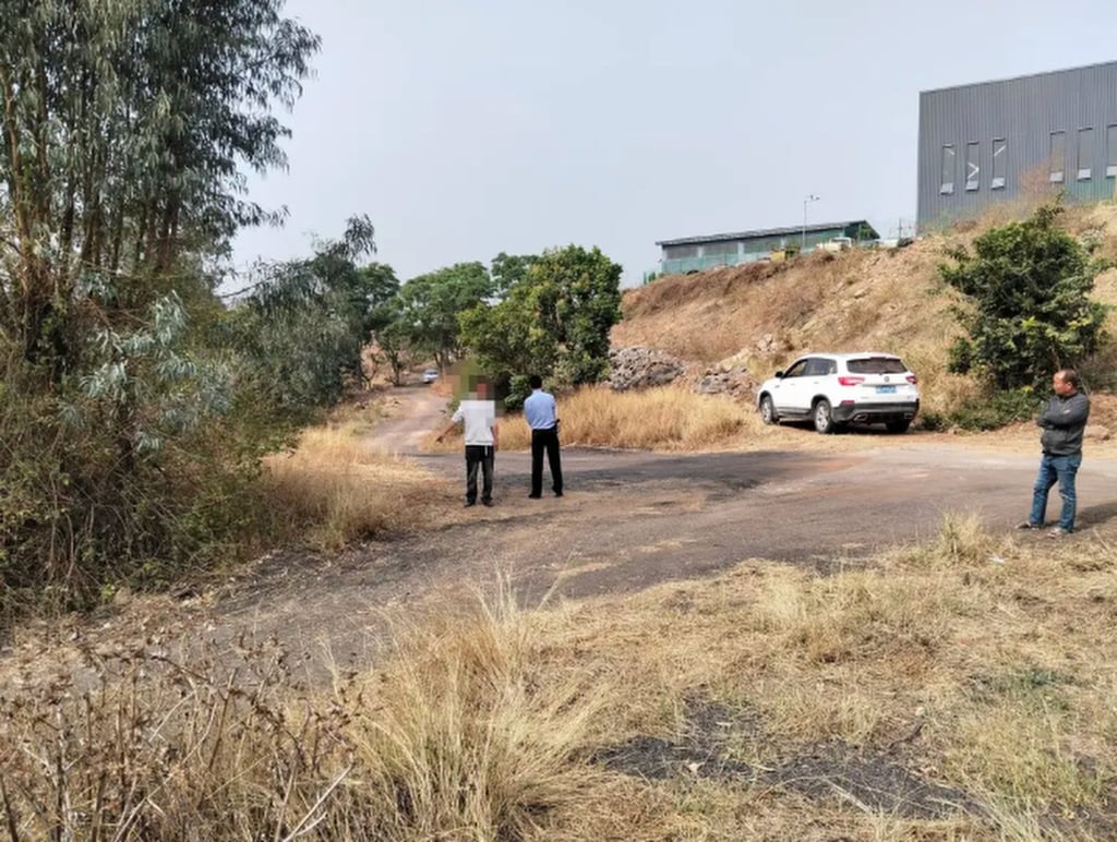 Police investigators survey the remote location of the faked car accident. Photo: QQ.com Police investigators survey the remote location of the faked car accident. Photo: QQ.com