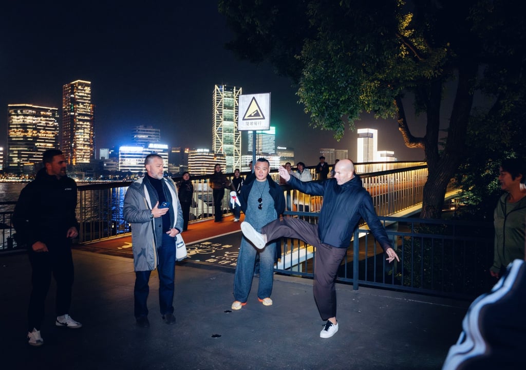 Zinedine Zidane quickly picked up the knack of juggling the shuttlecock with his feet. Photo: Weibo