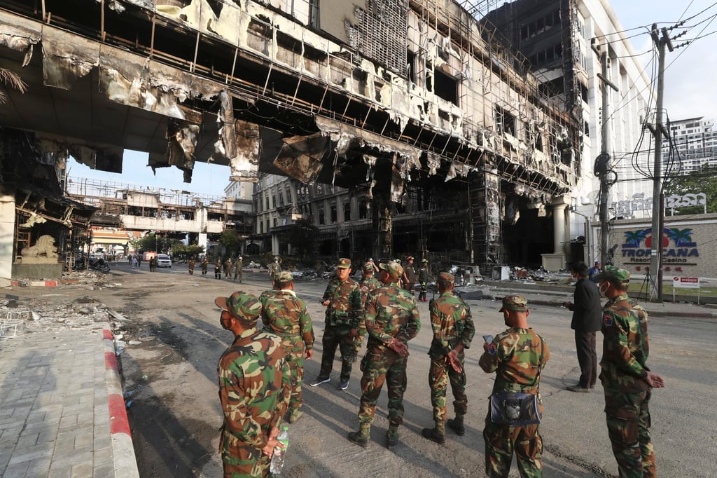 Cambodian troops stand near a ruined building following a massive fire on December 28, 2022 at a hotel casino in Poipet, west of Phnom Penh. Photo: AP Cambodian troops stand near a ruined building following a massive fire on December 28, 2022 at a hotel casino in Poipet, west of Phnom Penh. Photo: AP