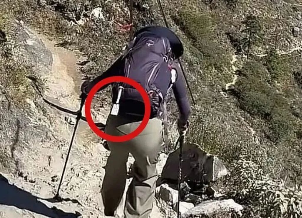 Deng’s hiking video displayed a tag on her backpack, sparking criticism on mainland social media that she was exploiting the company’s refund policy. Photo: sghexport.shobserver.com Deng’s hiking video displayed a tag on her backpack, sparking criticism on mainland social media that she was exploiting the company’s refund policy. Photo: sghexport.shobserver.com