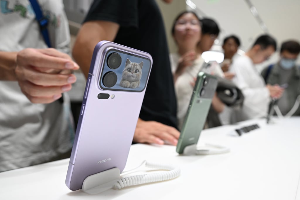 Customers try Xiaomi 17 series smartphones at a company store in Nanjing, Jiangsu province, on September 27, 2025. Photo: VCG via Getty Images