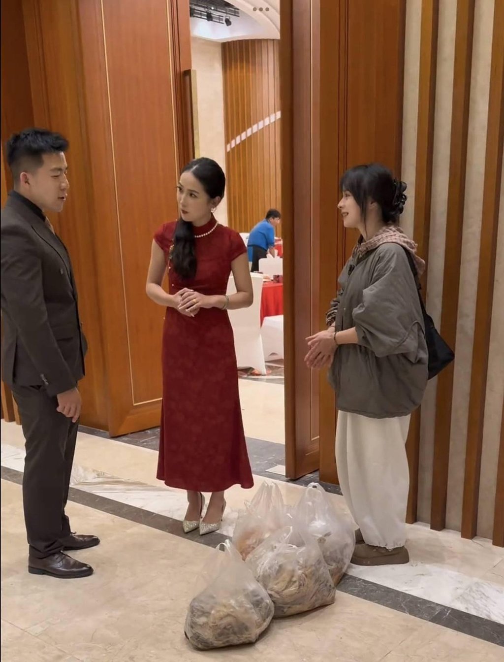 Отзивите бяха изключително положителни, като много младоженци изразиха подкрепа и дори я поканиха да се присъедини към тържествата им. Снимка: Baidu Отзивите бяха изключително положителни, като много младоженци изразиха подкрепа и дори я поканиха да се присъедини към тържествата им. Снимка: Baidu