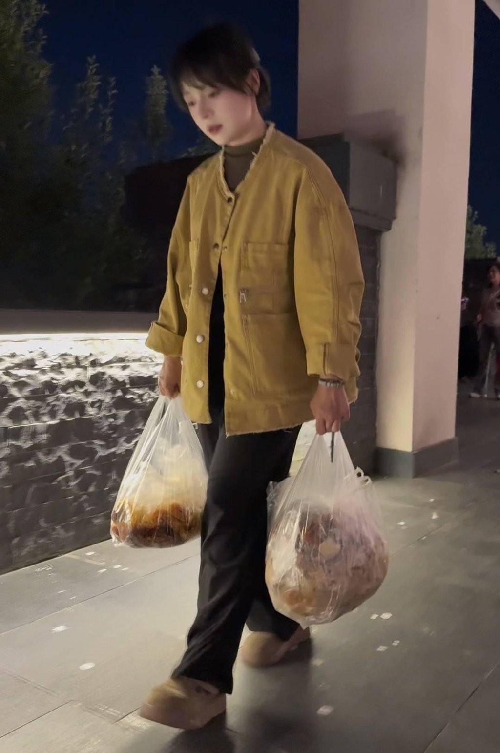 Feeding 120 cats can be costly, but after witnessing the excess food at a wedding banquet, she was inspired to collect leftovers to nourish the hungry animals at her shelter. Photo: Baidu