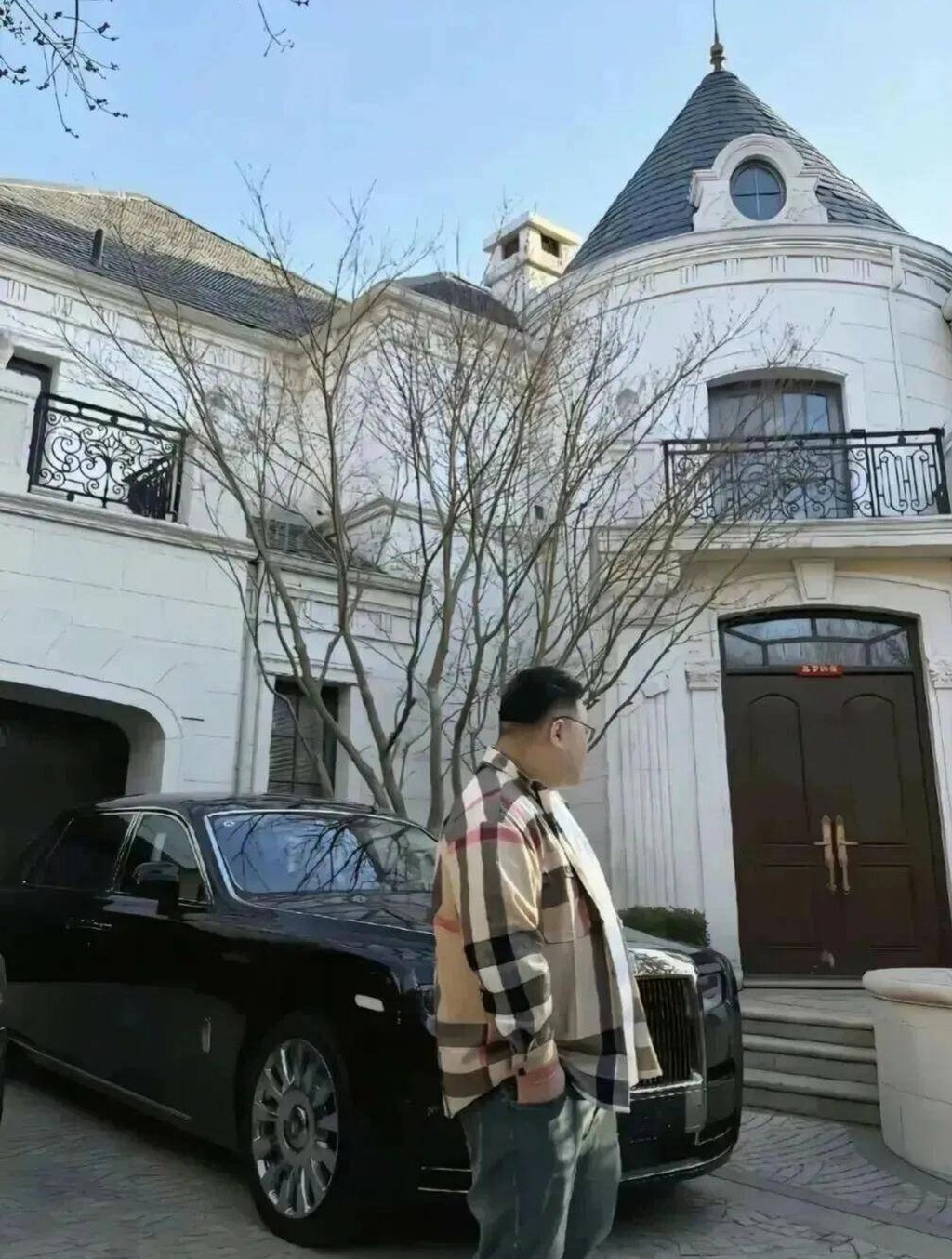 Liu Xin pictured in front of a Rolls-Royce parked outside one of the properties he says he owns. Photo: Sohu Liu Xin pictured in front of a Rolls-Royce parked outside one of the properties he says he owns. Photo: Sohu