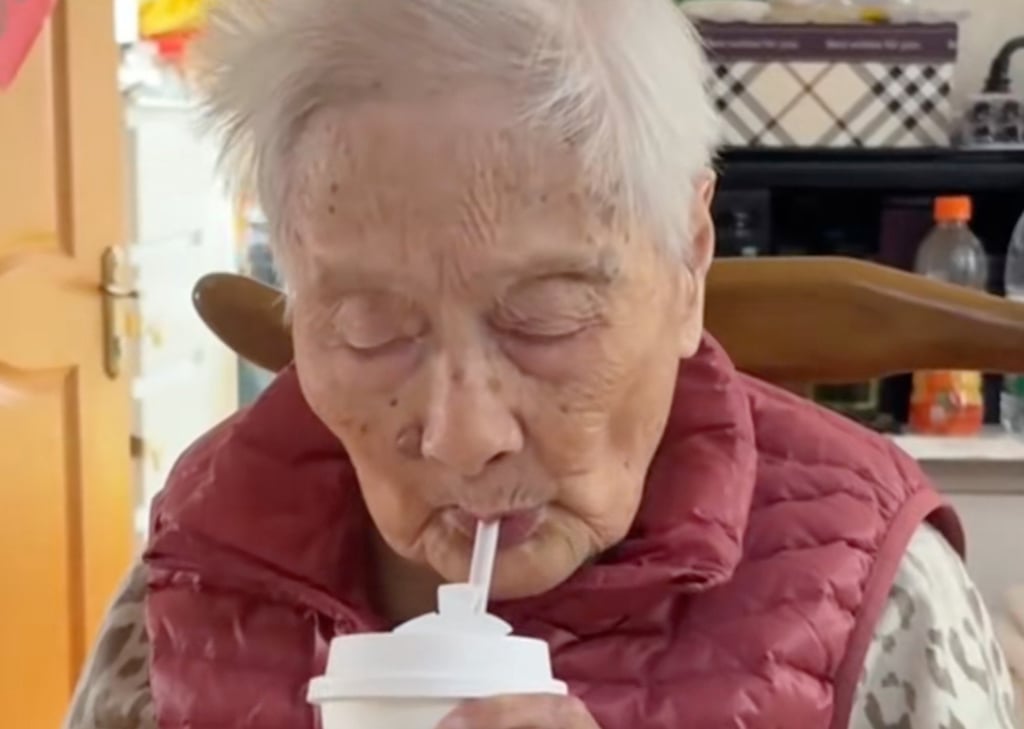 Grandmother Zhong Wenyu enjoys coffee through a straw from a paper cup. Photo: Douyin