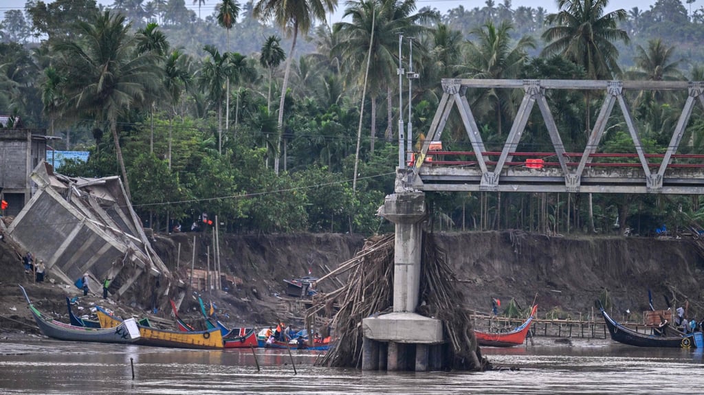 Boats are used to ferry passengers across the Peusangan river on Tuesday after a bridge collapsed in Kuta Blang. Photo: AFP Boats are used to ferry passengers across the Peusangan river on Tuesday after a bridge collapsed in Kuta Blang. Photo: AFP